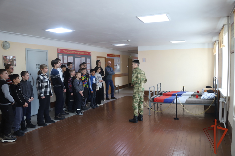Военнослужащие Росгвардии провели день открытых дверей для школьников Новосибирска