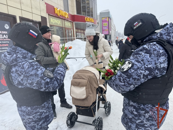 В столице Сибири росгвардейцы поздравили женщин цветами с 8 марта