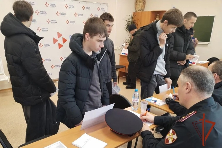 Сотрудники вневедомственной охраны Росгвардии приняли участие во Всероссийской ярмарке вакансий