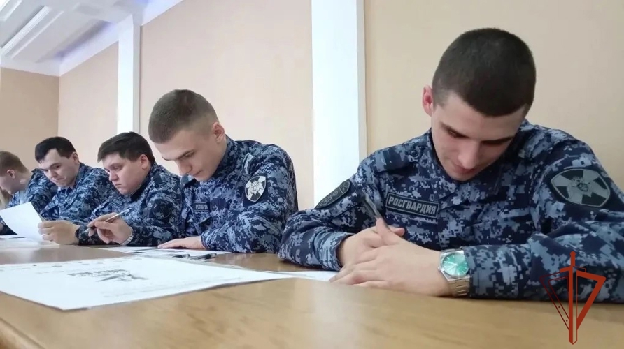 В Новосибирской области военнослужащие и сотрудники Росгвардии присоединились к патриотической акции «Диктант Победы»
