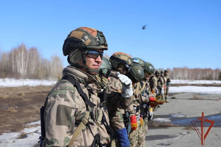 Курсанты Новосибирского военного института Росгвардии отработали навыки беспарашютного десантирования