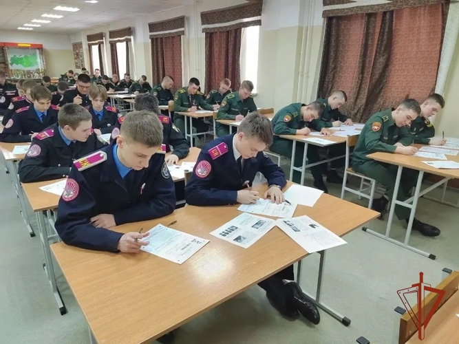 В Новосибирской области военнослужащие и сотрудники Росгвардии присоединились к патриотической акции «Диктант Победы»