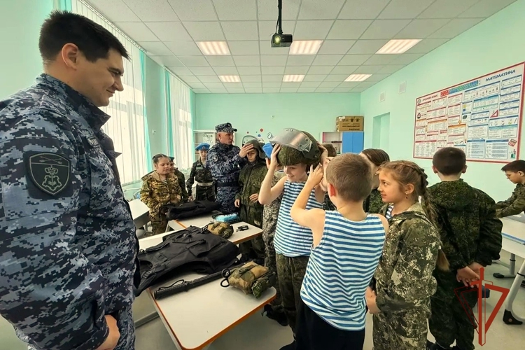 В Новосибирской области сотрудники вневедомственной охраны Росгвардии провели встречу с воспитанниками военно-патриотического клуба