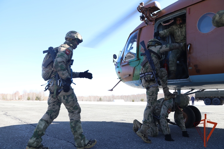 Курсанты Новосибирского военного института Росгвардии отработали навыки беспарашютного десантирования