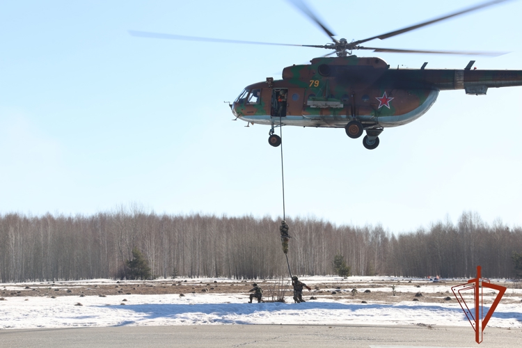Курсанты Новосибирского военного института Росгвардии отработали навыки беспарашютного десантирования