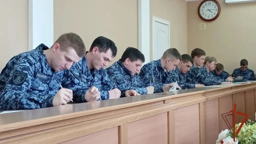 В Новосибирской области военнослужащие и сотрудники Росгвардии присоединились к патриотической акции «Диктант Победы»