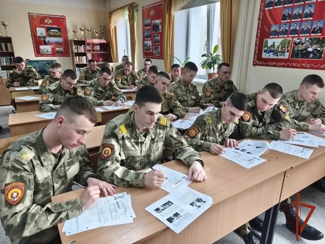 В Новосибирской области военнослужащие и сотрудники Росгвардии присоединились к патриотической акции «Диктант Победы»
