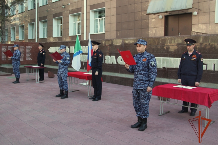 В Новосибирске молодые сотрудники вневедомственной охраны Росгвардии приведены к Присяге