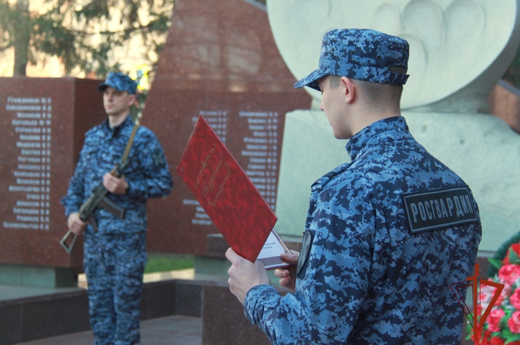 В Новосибирске молодые сотрудники вневедомственной охраны Росгвардии приведены к Присяге