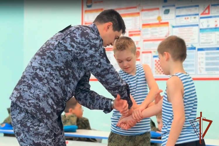 В Новосибирской области сотрудники вневедомственной охраны Росгвардии провели встречу с воспитанниками военно-патриотического клуба