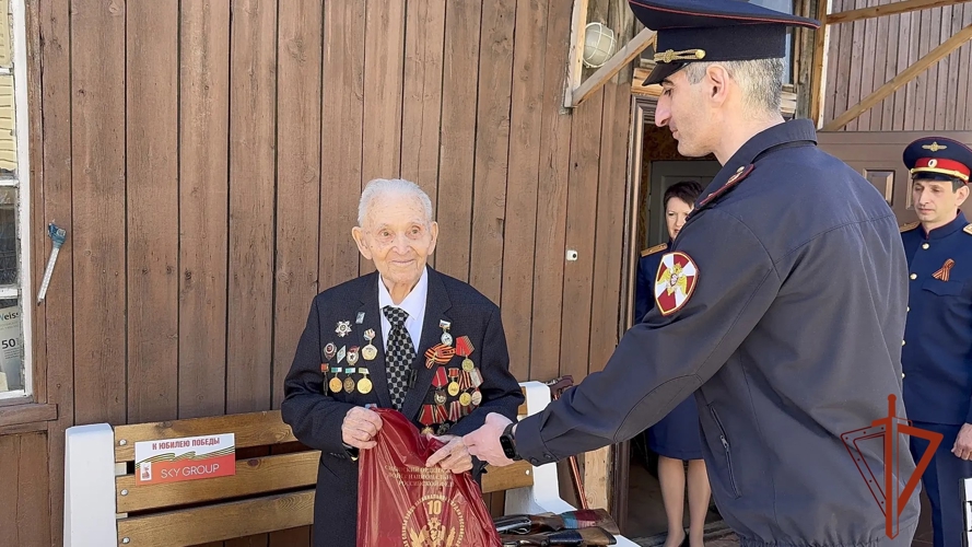 В Новосибирске 100-летний ветеран Великой Отечественной войны передал оружие в зону спецоперации