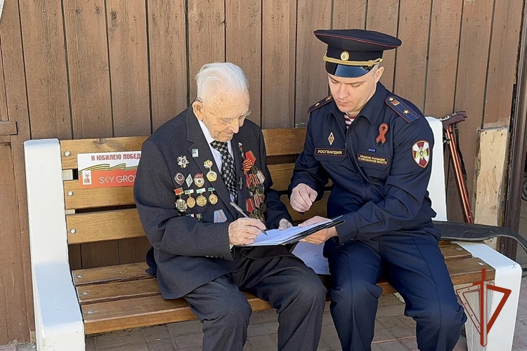 В Новосибирске 100-летний ветеран Великой Отечественной войны передал оружие в зону спецоперации