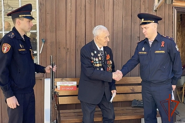 В Новосибирске 100-летний ветеран Великой Отечественной войны передал оружие в зону спецоперации