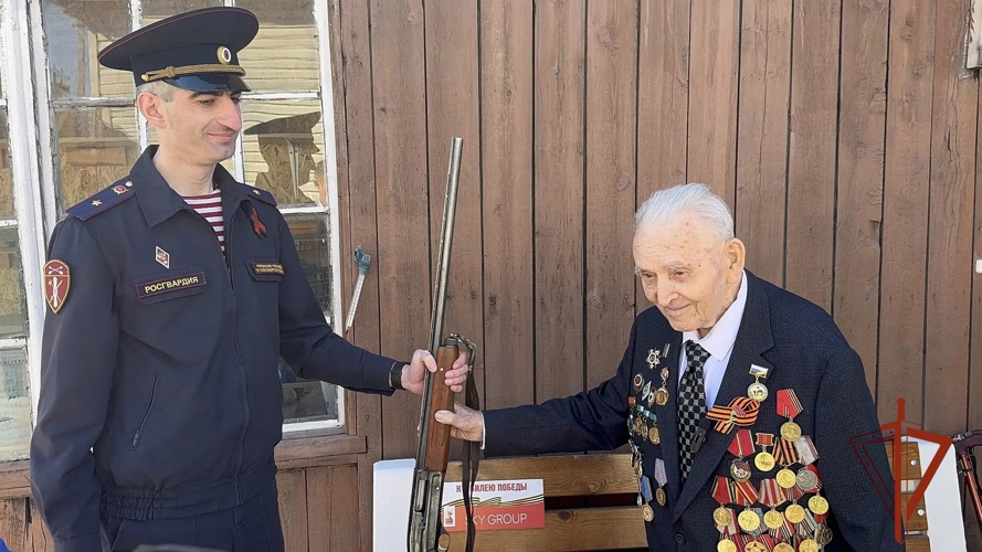 В Новосибирске 100-летний ветеран Великой Отечественной войны передал оружие в зону спецоперации