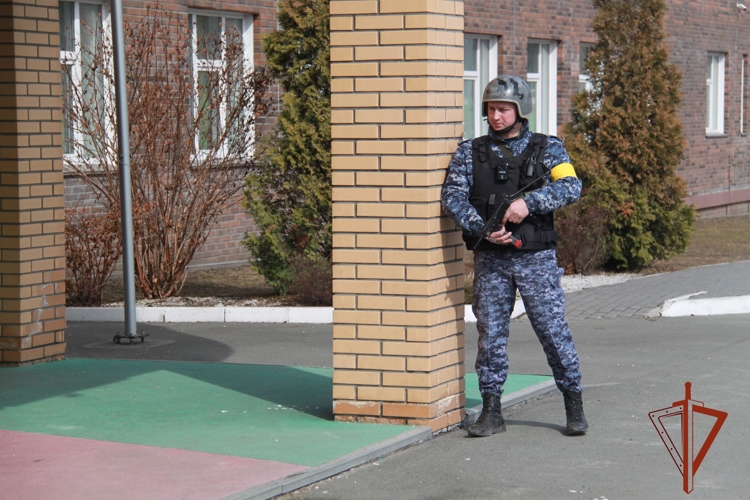 В Новосибирске при участии Росгвардии проходят учения по обеспечению безопасности на объектах образования