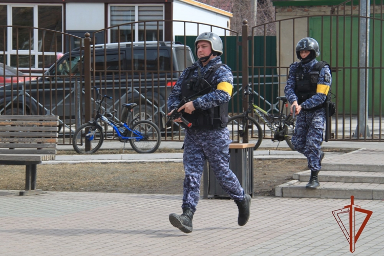 В Новосибирске при участии Росгвардии проходят учения по обеспечению безопасности на объектах образования