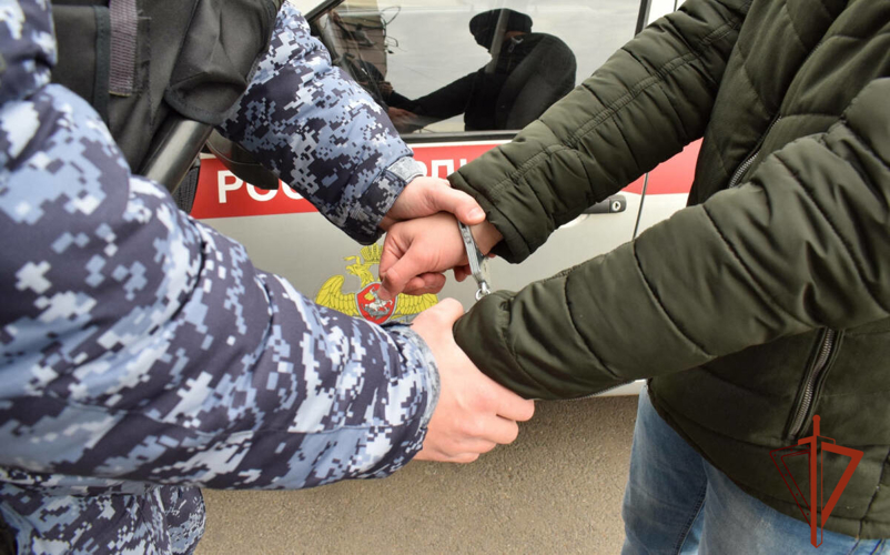 В Новосибирске экипаж вневедомственной охраны Росгвардии задержал подозреваемого в краже 