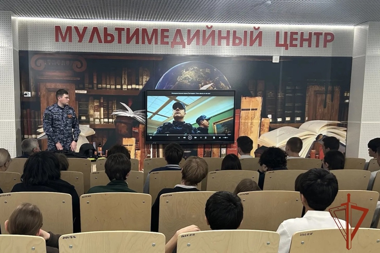 В Новосибирске Росгвардейцы провели для старшеклассников урок мужества