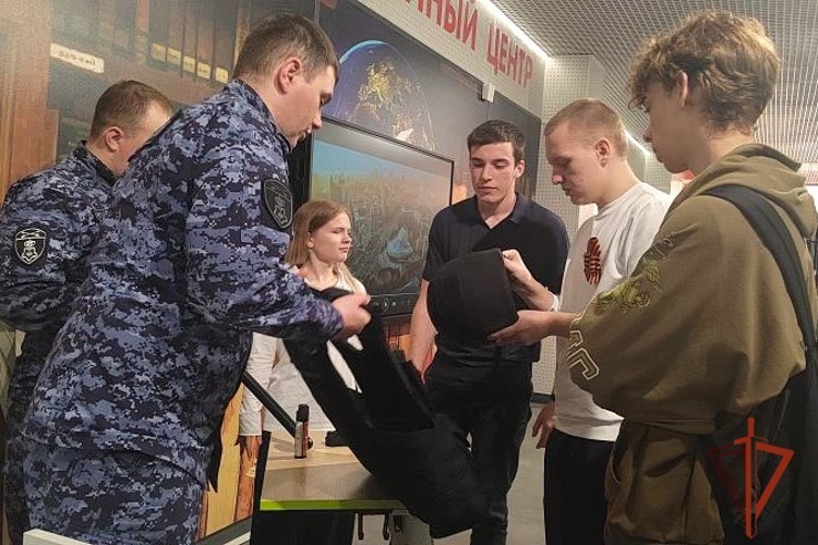 В Новосибирске Росгвардейцы провели для старшеклассников урок мужества