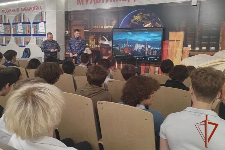 В Новосибирске Росгвардейцы провели для старшеклассников урок мужества