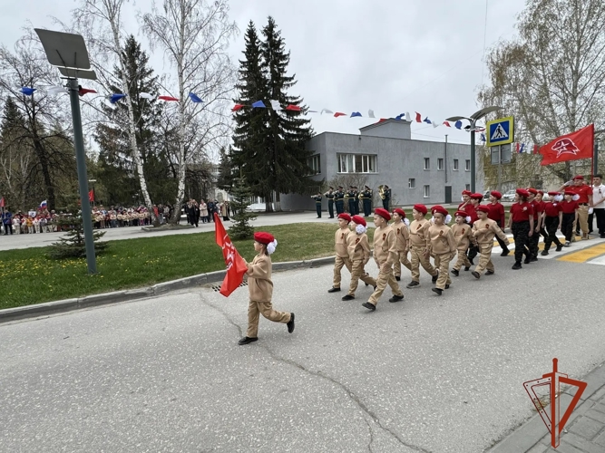 Курсанты Новосибирского военного института Росгвардии прошли торжественным маршем у дома ветерана Великой Отечественной войны