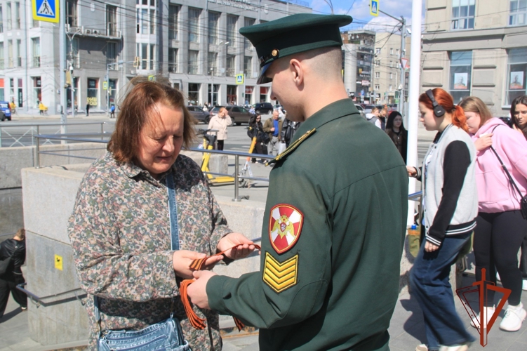 В Новосибирске военнослужащие и сотрудники Росгвардии присоединились к акции «Георгиевская ленточка»