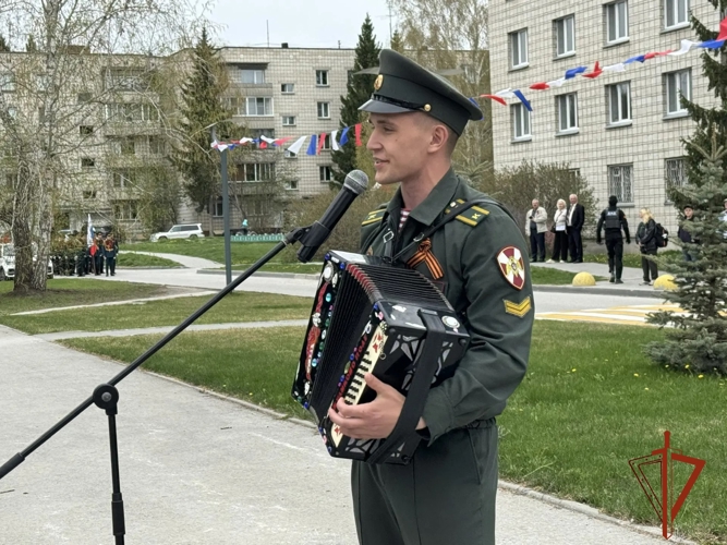 Курсанты Новосибирского военного института Росгвардии прошли торжественным маршем у дома ветерана Великой Отечественной войны