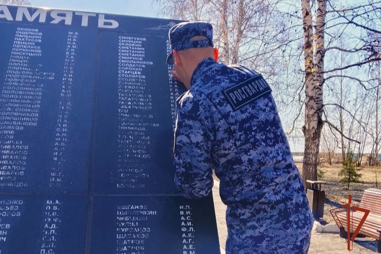 В Новосибирске ко Дню Победы сотрудники Росгвардии отреставрировали мемориальный комплекс