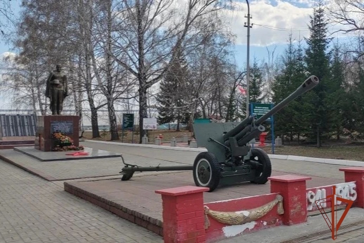 В Новосибирске ко Дню Победы сотрудники Росгвардии отреставрировали мемориальный комплекс