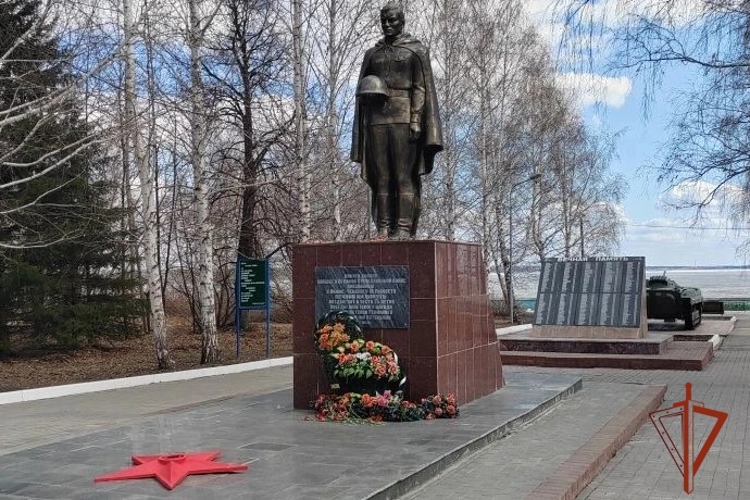 В Новосибирске ко Дню Победы сотрудники Росгвардии отреставрировали мемориальный комплекс