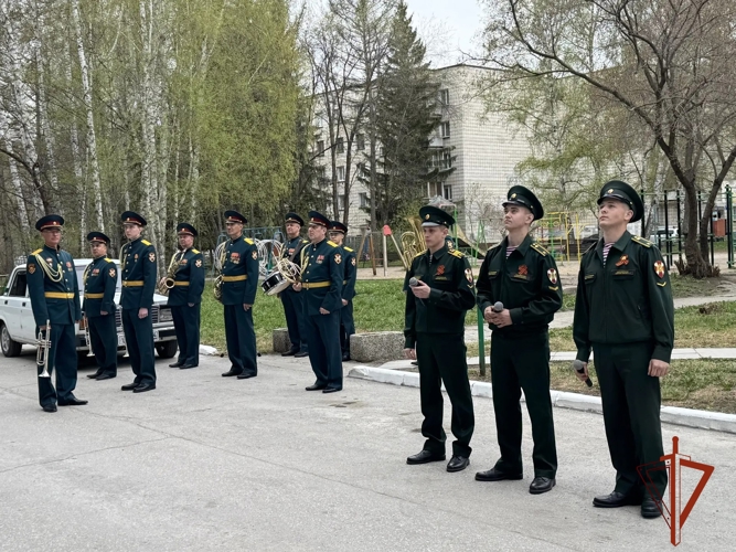 Курсанты Новосибирского военного института Росгвардии прошли торжественным маршем у дома ветерана Великой Отечественной войны