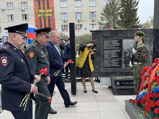 Курсанты Новосибирского военного института Росгвардии прошли торжественным маршем у дома ветерана Великой Отечественной войны