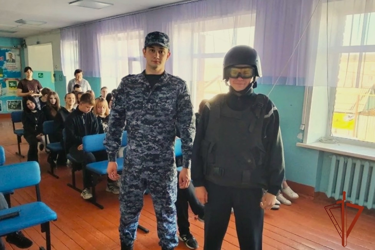 В Новосибирской области сотрудники вневедомственной охраны Росгвардии рассказали старшеклассникам о своей профессии