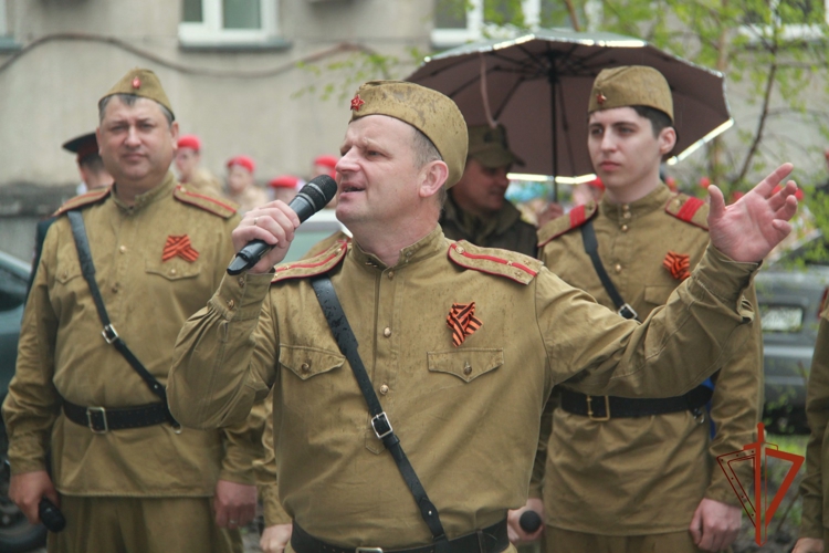 В Новосибирске сотрудники и военнослужащие Росгвардии приняли участие в акции «Парад у дома ветерана» 