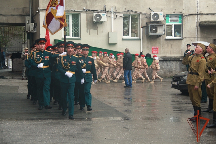 В Новосибирске сотрудники и военнослужащие Росгвардии приняли участие в акции «Парад у дома ветерана» 