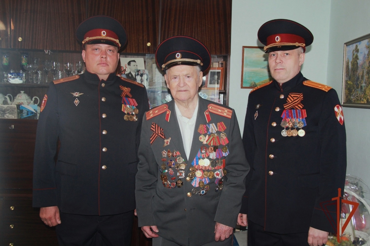 В Новосибирске сотрудники и военнослужащие Росгвардии приняли участие в акции «Парад у дома ветерана» 