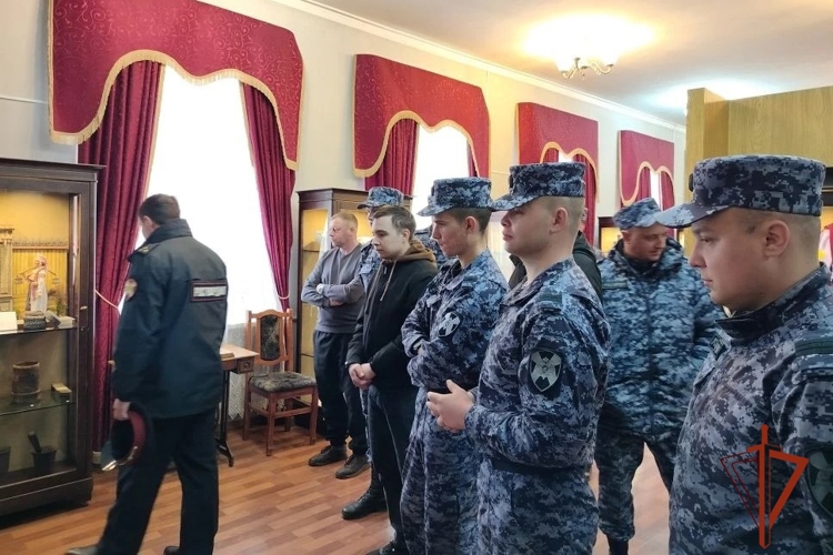 В Куйбышеве сотрудники и работники вневедомственной охраны Росгвардии посетили краеведческий музей