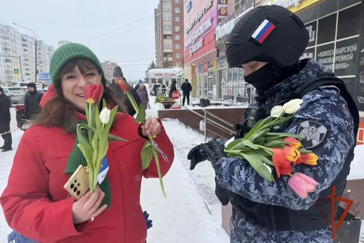 В столице Сибири росгвардейцы поздравили женщин цветами с 8 марта