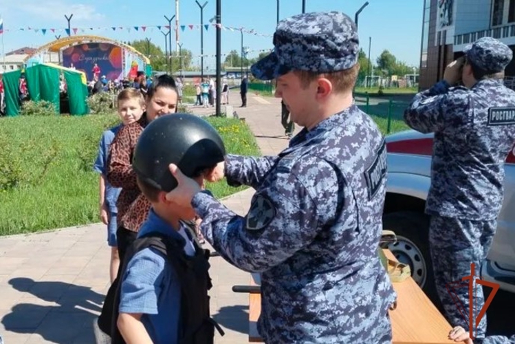 В Новосибирской области сотрудники Росгвардии познакомили подрастающее поколение со своей профессией