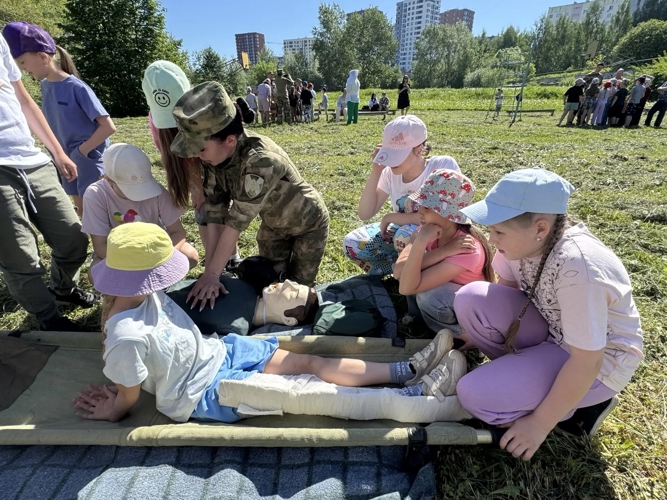 В Новосибирске военнослужащие и сотрудники Росгвардии дали старт ведомственной акции «Каникулы с Росгвардией»