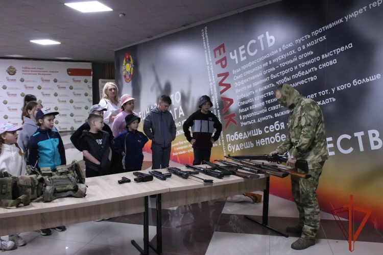 В преддверии Дня защиты детей военнослужащие спецназа Росгвардии провели экскурсию для школьников в Новосибирске