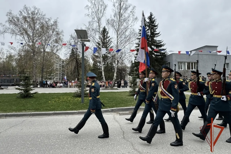 Курсанты Новосибирского военного института Росгвардии прошли торжественным маршем у дома ветерана Великой Отечественной войны