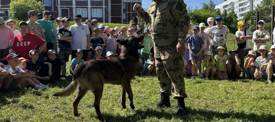 В Новосибирске военнослужащие и сотрудники Росгвардии дали старт ведомственной акции «Каникулы с Росгвардией»
