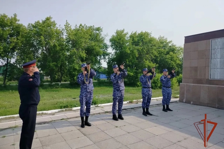 В Новосибирской области ко Дню памяти и скорби сотрудники и военнослужащие Росгвардии приняли участие в памятных акциях