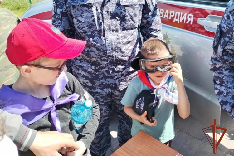 В Новосибирской области сотрудники Росгвардии познакомили подрастающее поколение со своей профессией