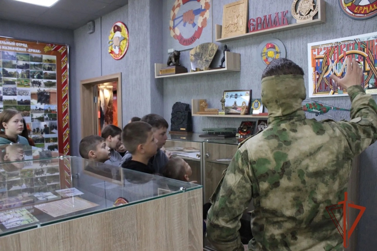 В преддверии Дня защиты детей военнослужащие спецназа Росгвардии провели экскурсию для школьников в Новосибирске