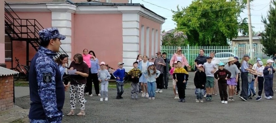 В первый день лета сотрудники Росгвардии провели зарядку со школьниками в Новосибирской области 