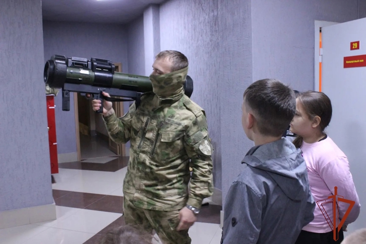 В преддверии Дня защиты детей военнослужащие спецназа Росгвардии провели экскурсию для школьников в Новосибирске