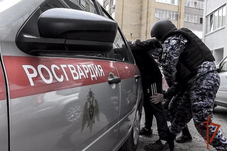 Экипажем Росгвардии задержан новосибирец, совершивший кражи парфюма