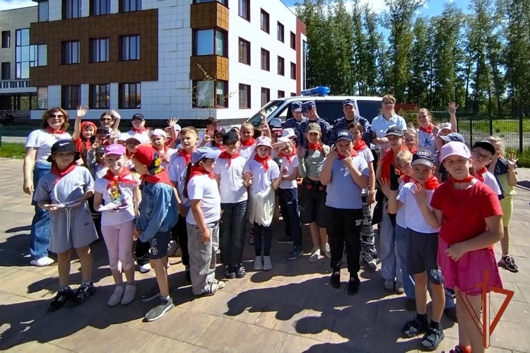 В Новосибирской области сотрудники Росгвардии познакомили подрастающее поколение со своей профессией